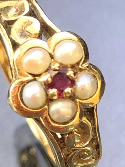9ct Gold ring set with seed Pearls around a central garnet approx size 'M' and 2.6g - Image 5 of 5