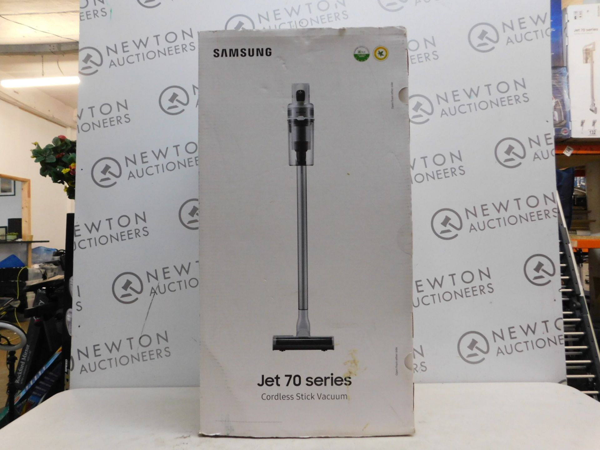 1 BOXED SAMSUNG JET 70 PET CORDLESS VACUUM CLEANER WITH BATTERY AND CHARGER RRP Â£399 (DAMAGED