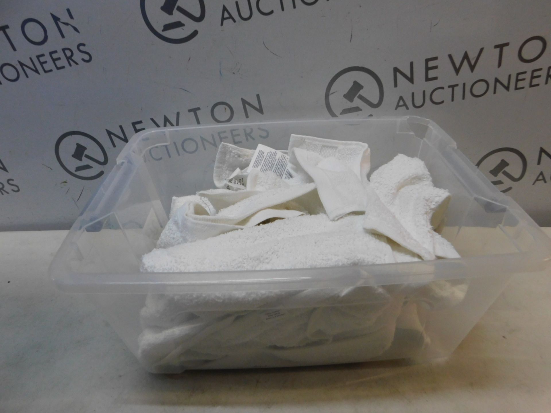 1 SET OF 8 GRANDEUR HOSPITALITY WHITE FACE TOWELS RRP Â£24.99