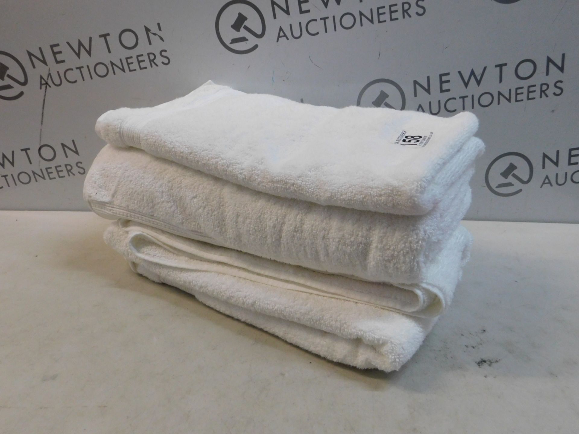 1 CHARISMA LUXURY 2 WHITE BATH/ RESORT TOWELS & 1 HAND TOWEL RRP Â£29.99