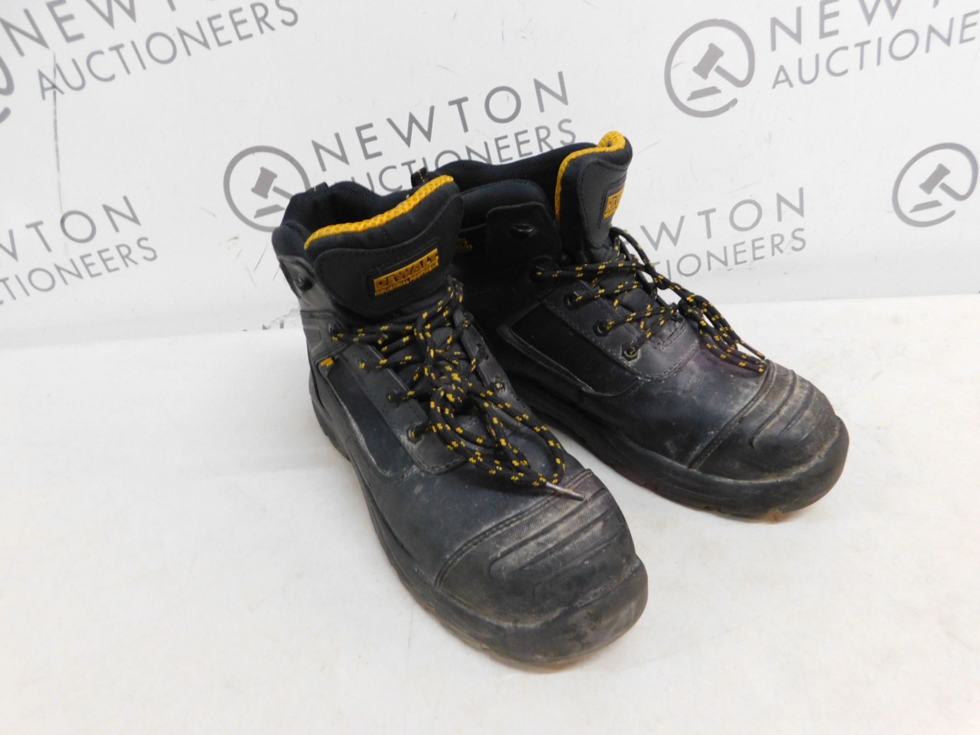 1 PAIR OF MENS DEWALT RENTON WORK BOOTS UK SIZE 10 RRP Â£49