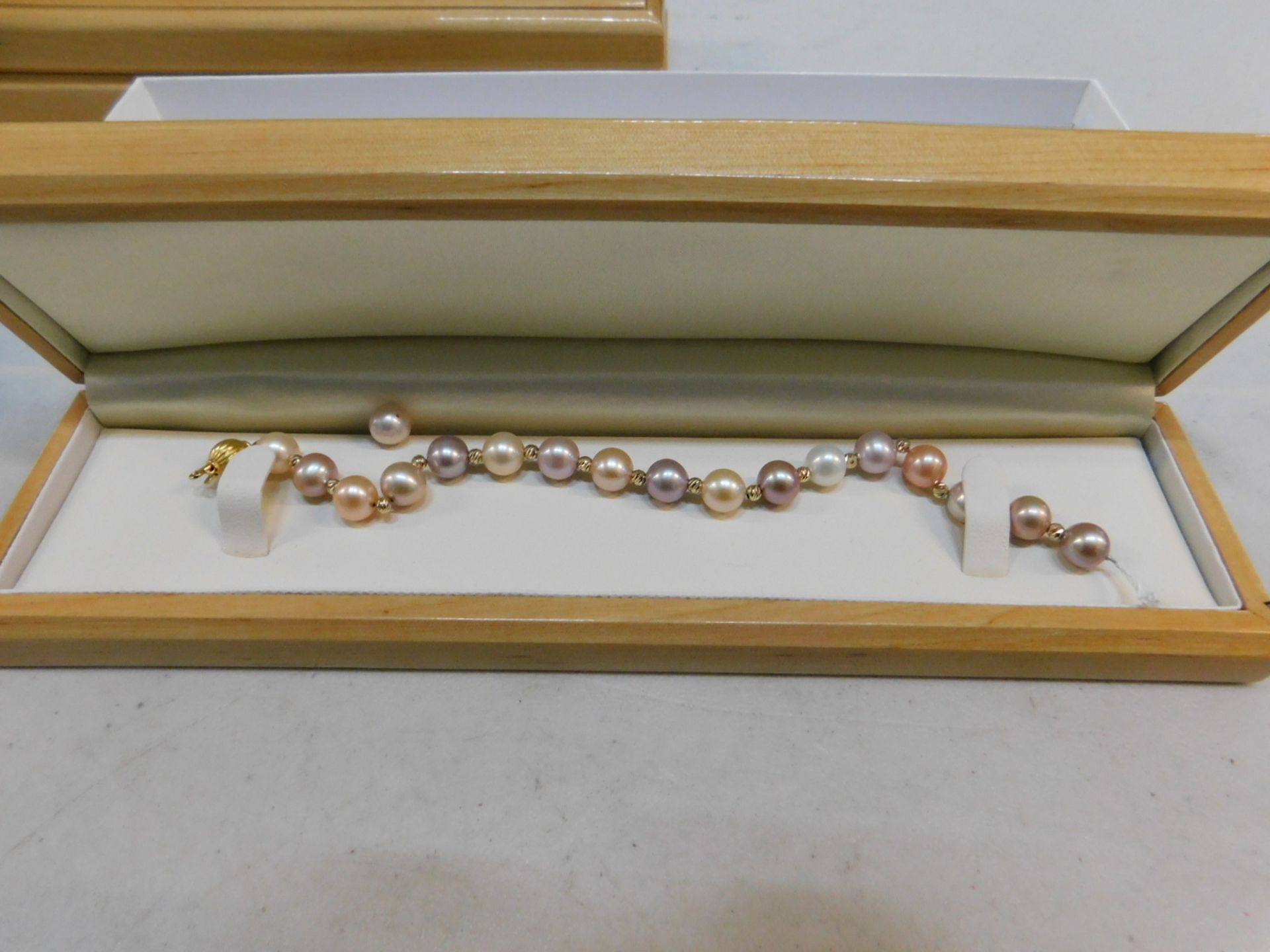 1 BOXED 18 CARAT YELLOW GOLD AND CULTURED FRESHWATER PEARL BRACELET RRP Â£299