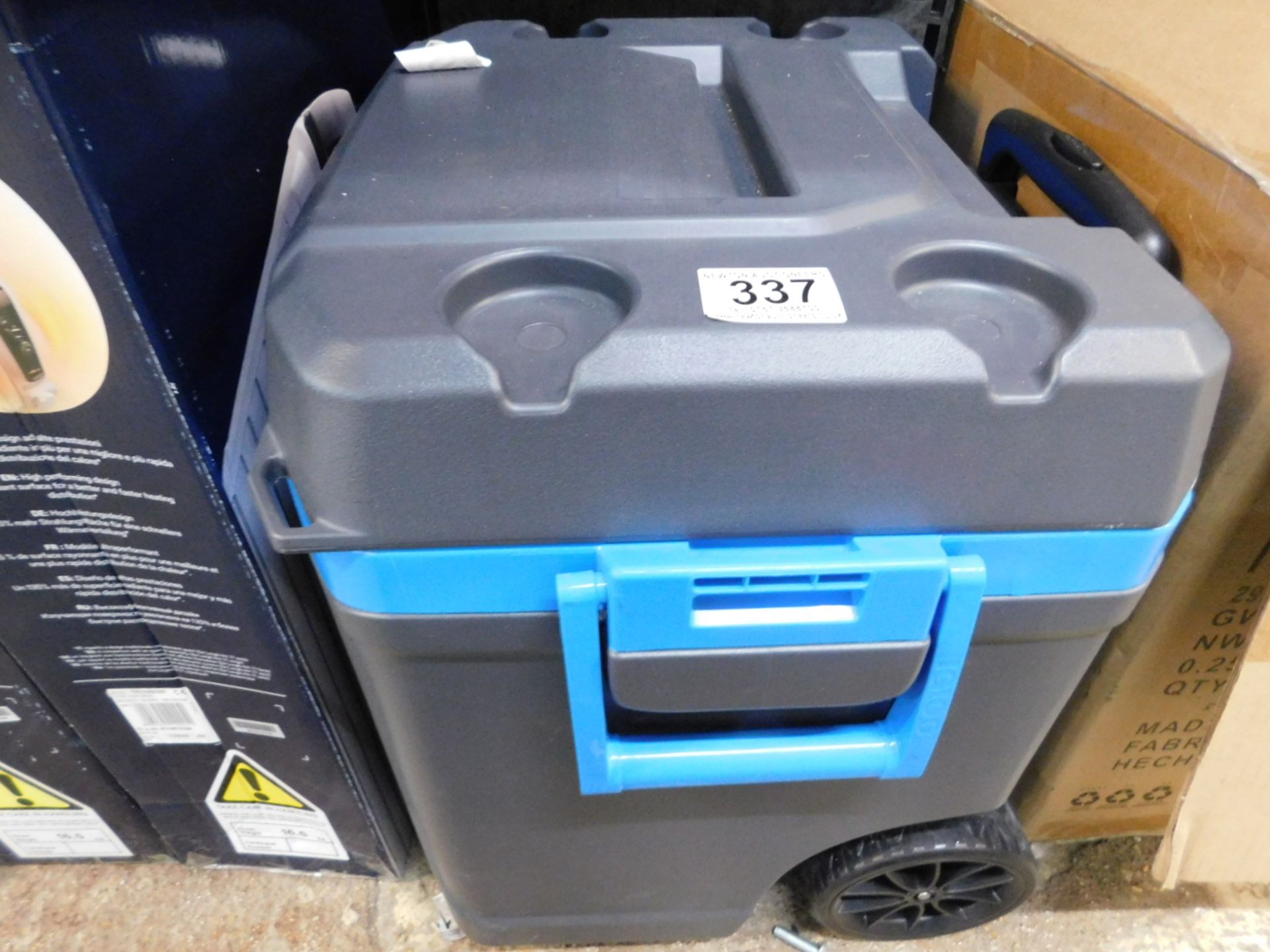 1 IGLOO ROLLING COOLER BOX RRP Â£79