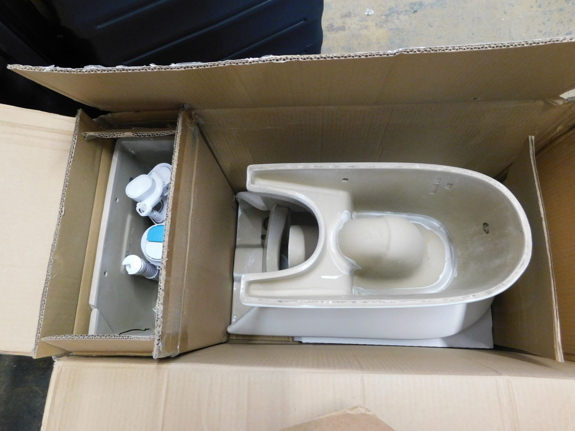 1 BOXED TAVISTOCK OUTLINE CLOSE COUPLED TOILET WITH SOFT CLOSE SEAT RRP Â£199 (CISTERN CRACKED)