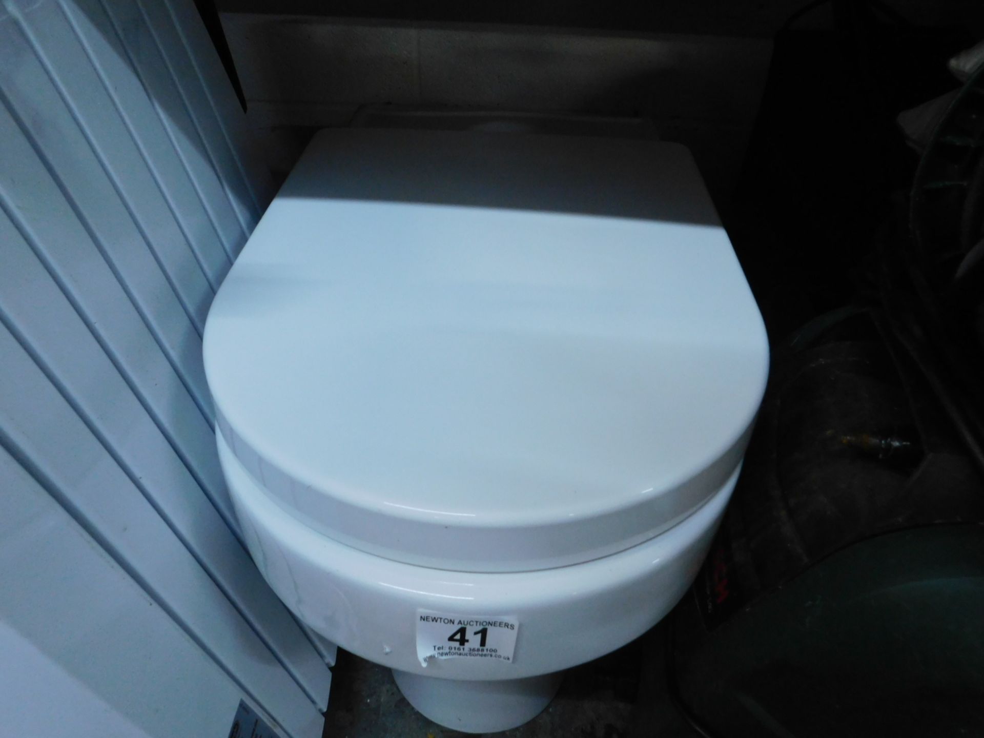 1 TAVISTOCK OUTLINE CLOSE COUPLED TOILET & SEAT RRP Â£299