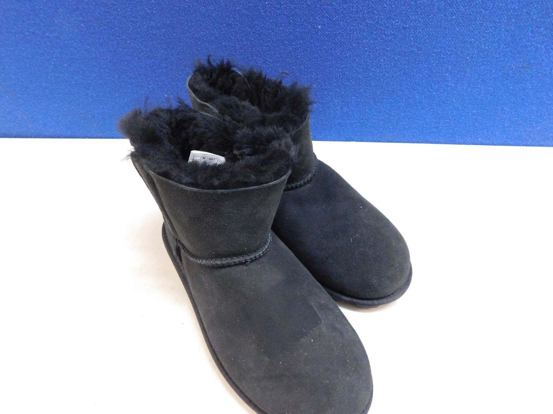 1 PAIR OF KIRKLAND SIGNATURE CHILDREN'S SHEARLING BOOTS SIZE 4 RRP Â£29