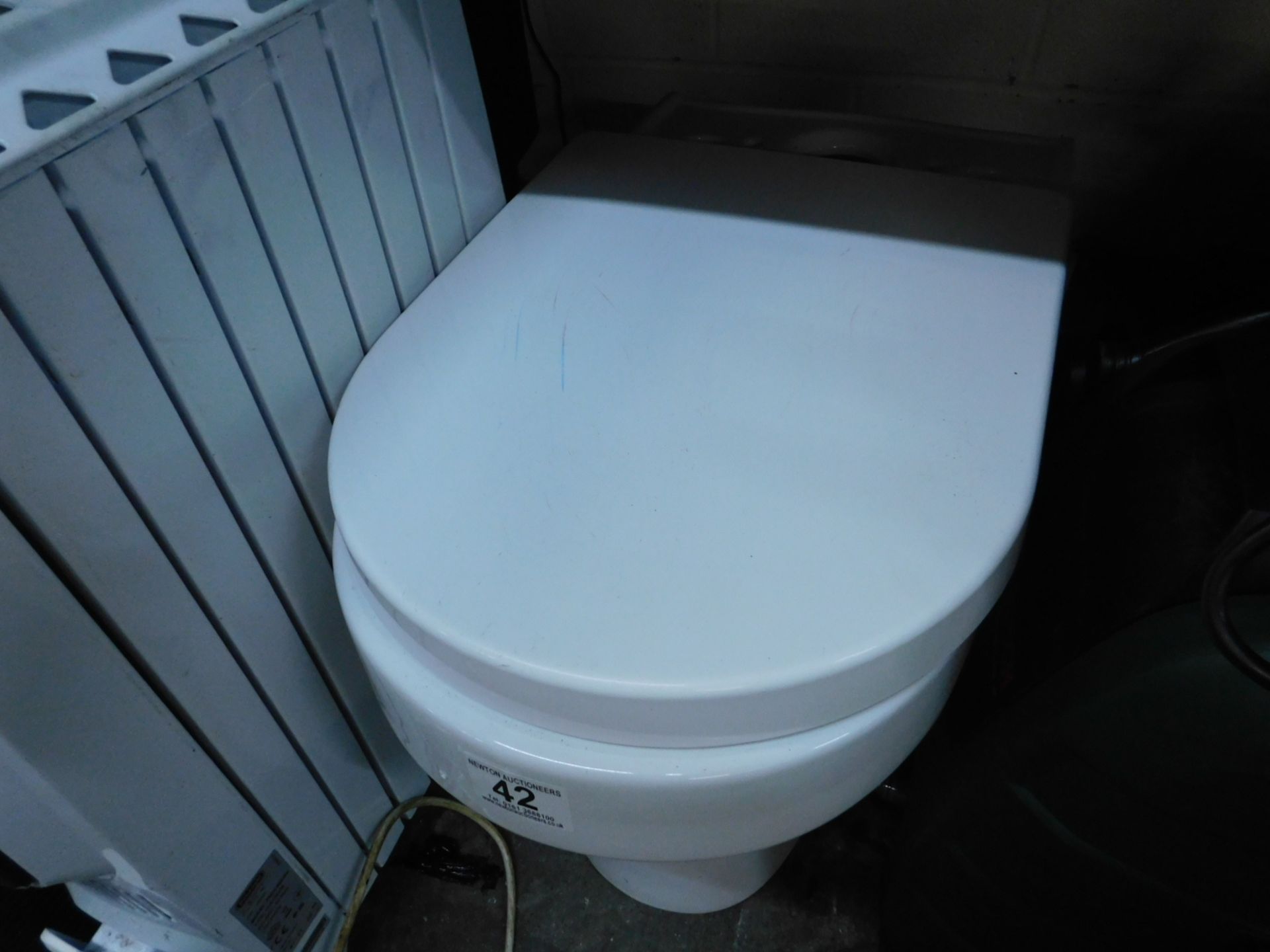 1 TAVISTOCK OUTLINE CLOSE COUPLED TOILET & SEAT RRP Â£299 (CISTEREN MISSING)