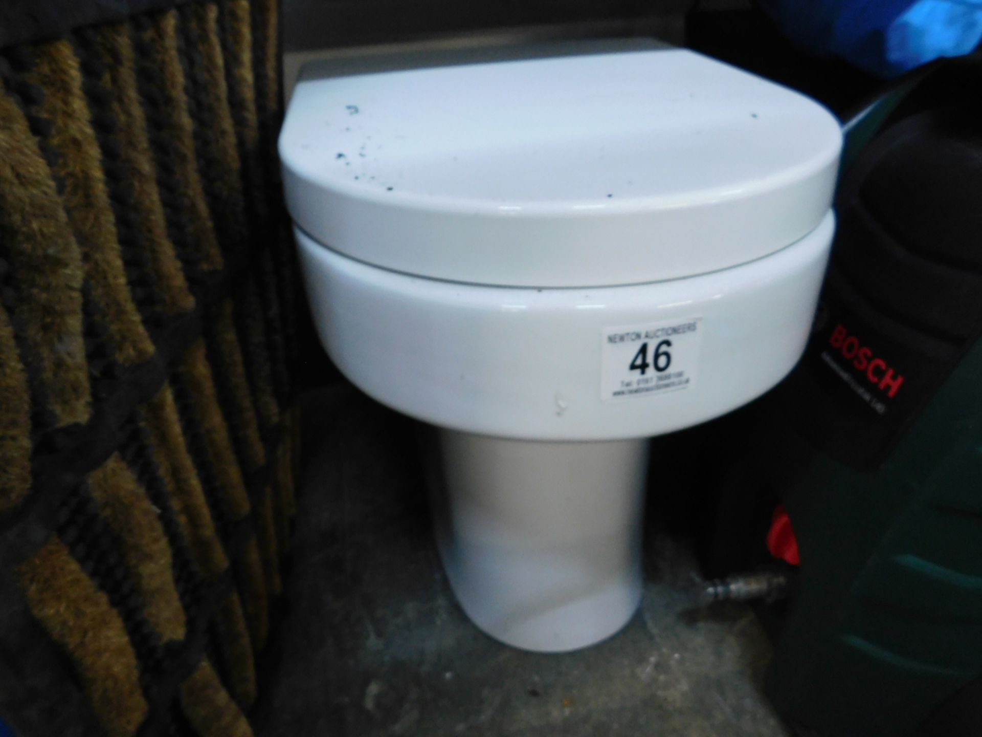 1 TAVISTOCK OUTLINE CLOSE COUPLED TOILET & SEAT RRP Â£299 (CISTEREN MISSING)