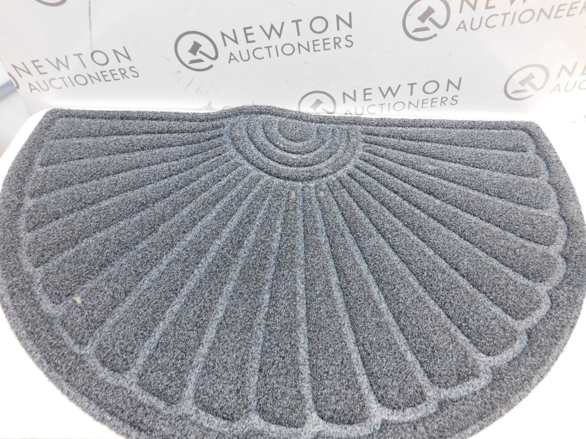 1 LARGE RUBBERISED HEAVY DUTY ENTRANCE MAT RRP Â£39.99