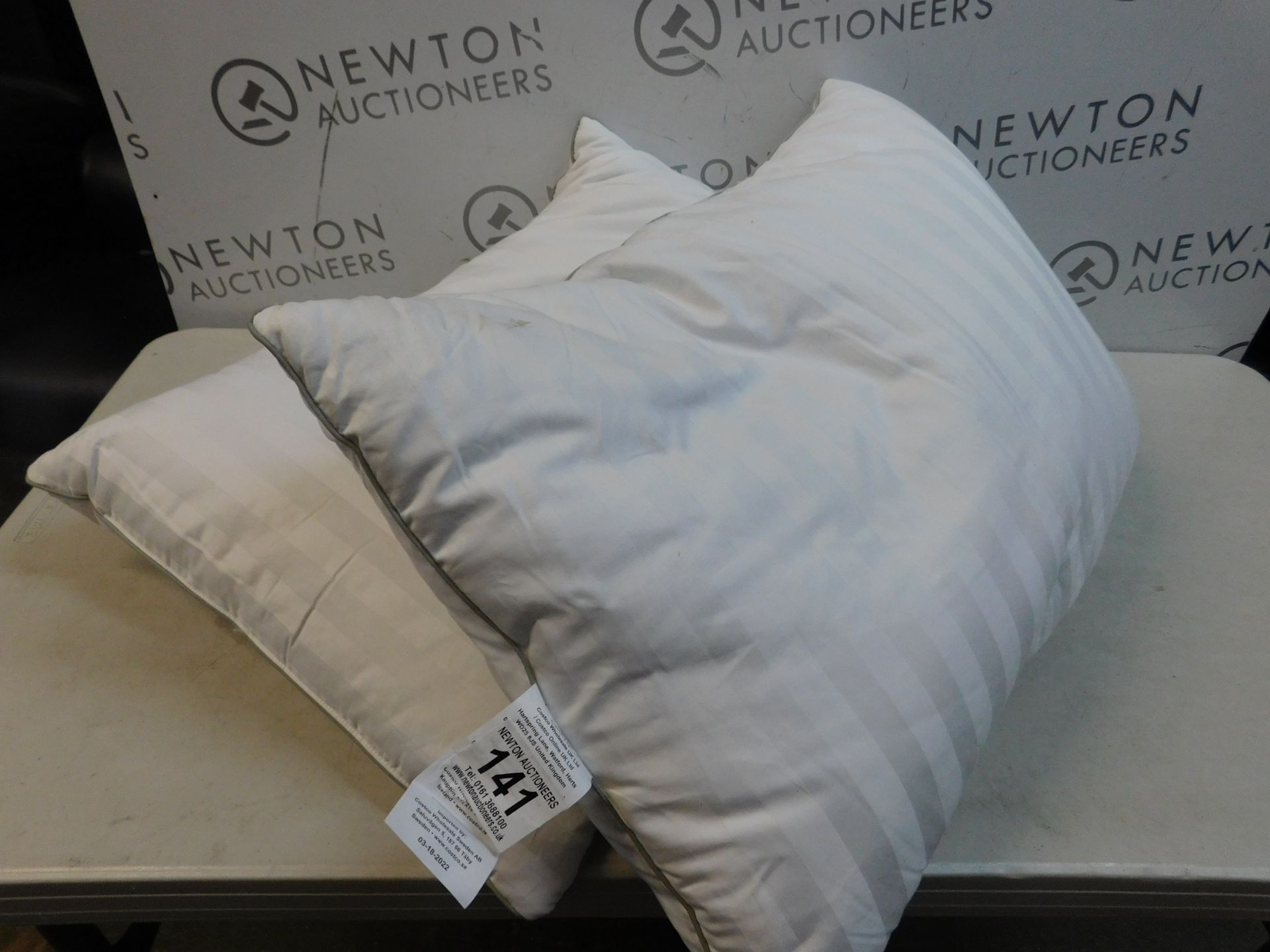 1 PAIR OF HOTEL GRAND DOUBLE TOP GOOSE FEATHER & GOOSE DOWN PILLOWS RRP Â£19.99