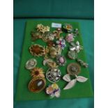 Sel. of approx 25 mixed costume brooches