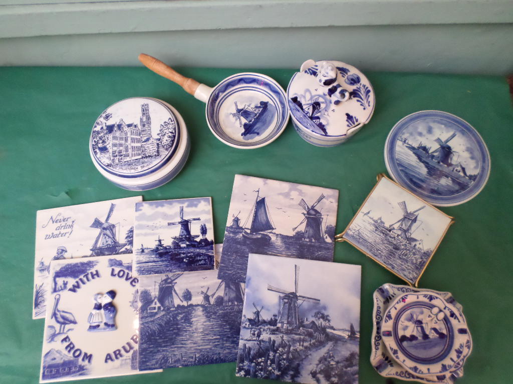 Magpie lot of blue and white Delft incl. wall tiles, frying pan, butter dish, ashtrays etc. - Image 2 of 2