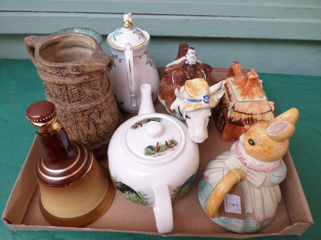 Collectors lot of 5 various teapots, Hillstonia water jug, Bells whisky Spode keg etc.