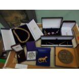 2 trays of principally modern jewellery incl. necklaces, brooches, buckles etc.