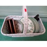 Small painted wicker basket incl. 10 pieces of ivy patterned tableware etc.