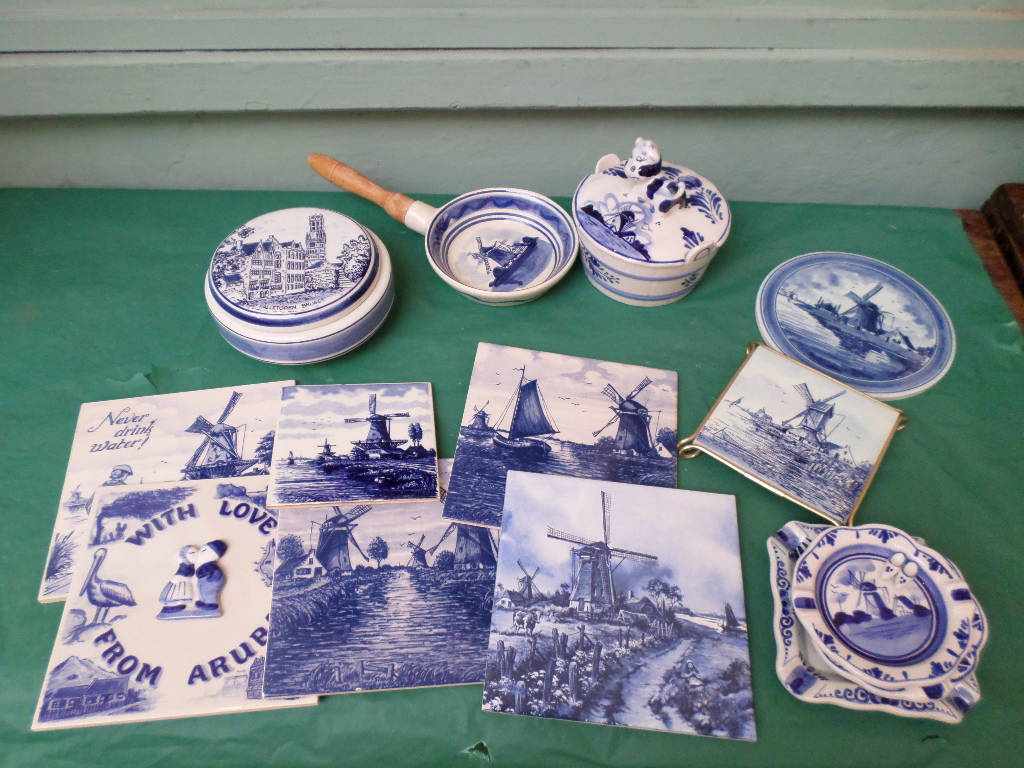 Magpie lot of blue and white Delft incl. wall tiles, frying pan, butter dish, ashtrays etc.