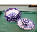 5 pieces of blue and white ware incl. a Wedgwood Ferrara fruit bowl, willow patterned oval dish etc.