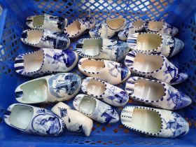Sel. of blue and white medium/large Delft clogs (18 pieces)
