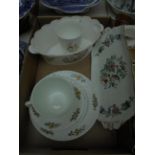 Aynsley China (6 pieces) incl. dressing table trio, plate, boat shaped flower vase etc.