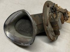 A short bull horn, no top but by repute working and as fitted to 1930s cars.