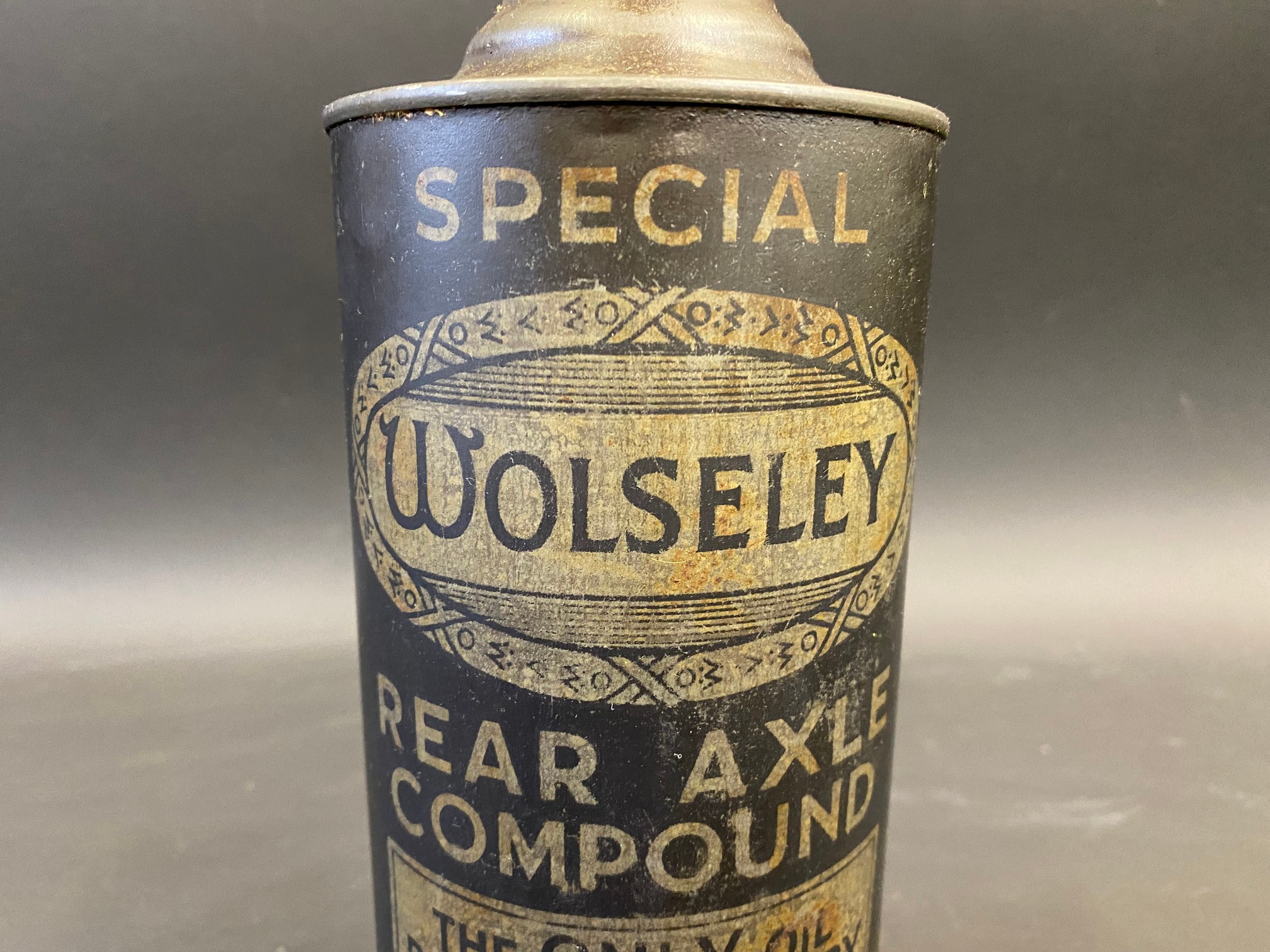 A rare Duckham's Wolseley Rear Axle Compound cylindrical quart can. - Image 4 of 9