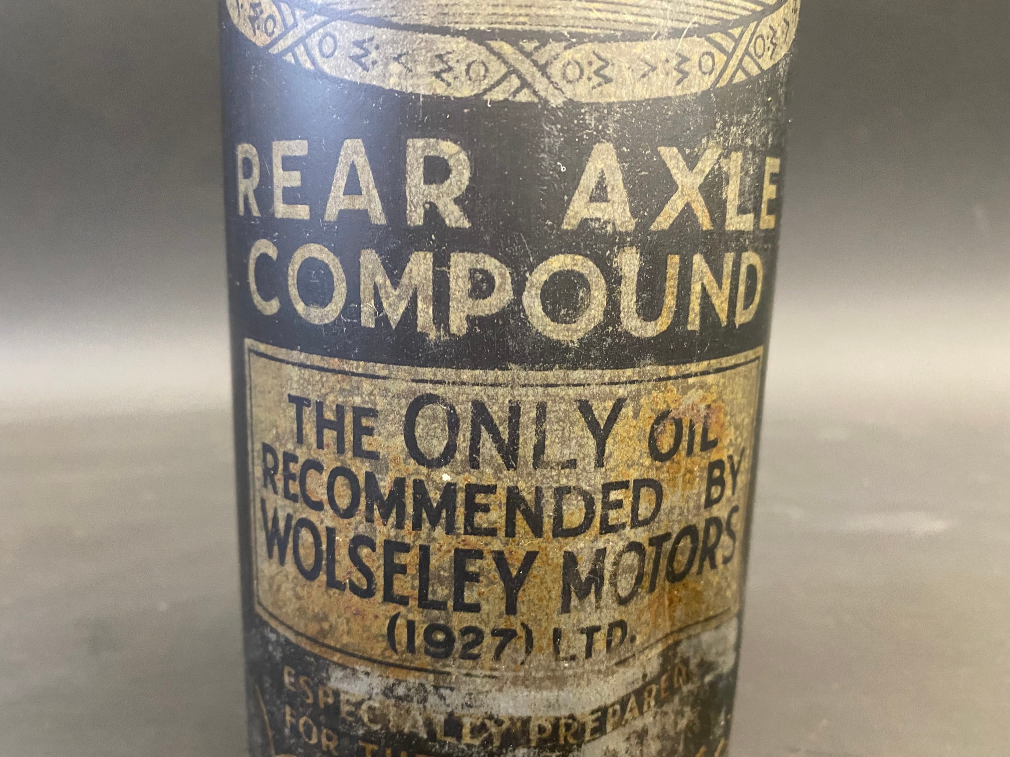 A rare Duckham's Wolseley Rear Axle Compound cylindrical quart can. - Image 3 of 9