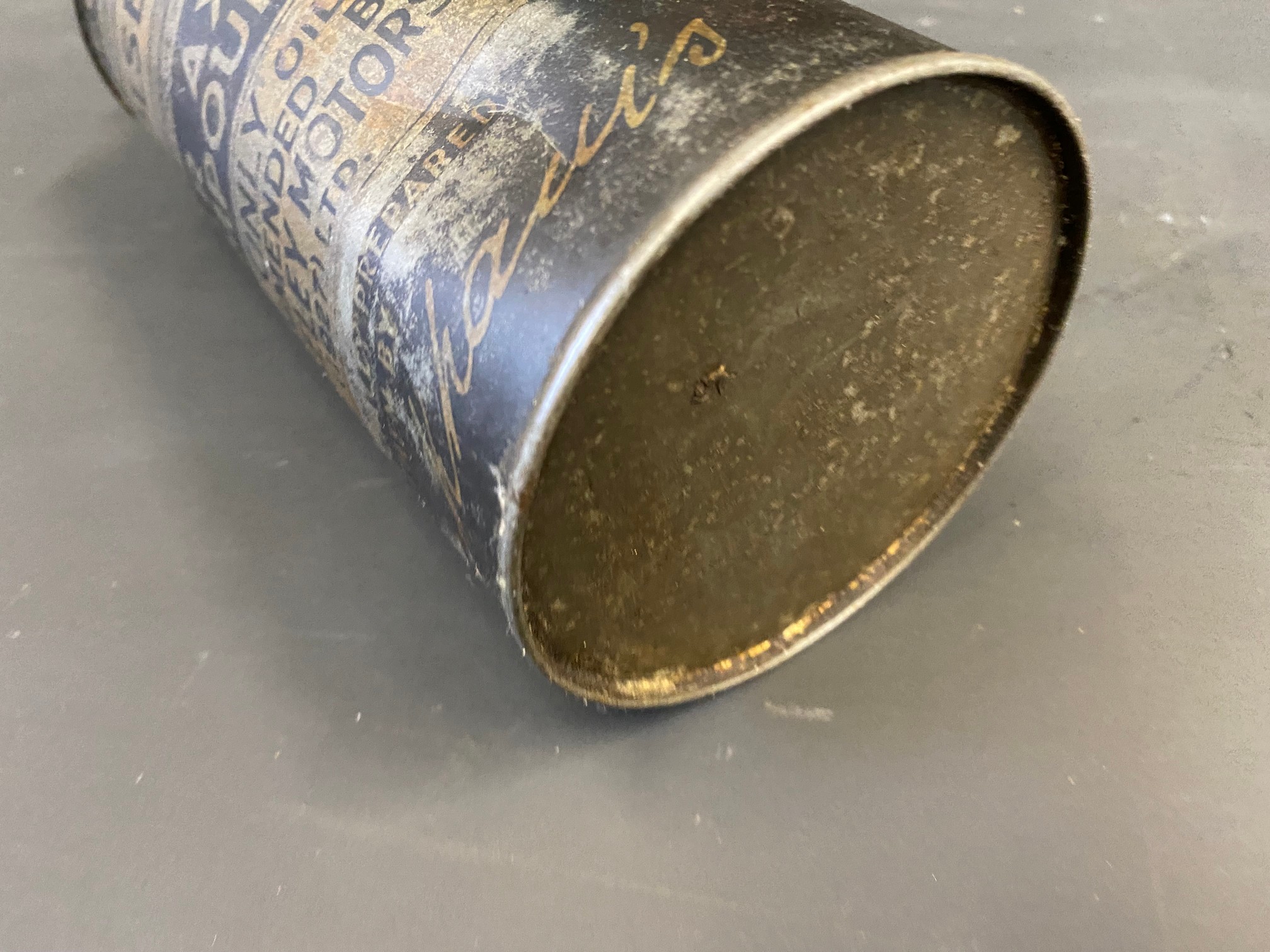 A rare Duckham's Wolseley Rear Axle Compound cylindrical quart can. - Image 9 of 9