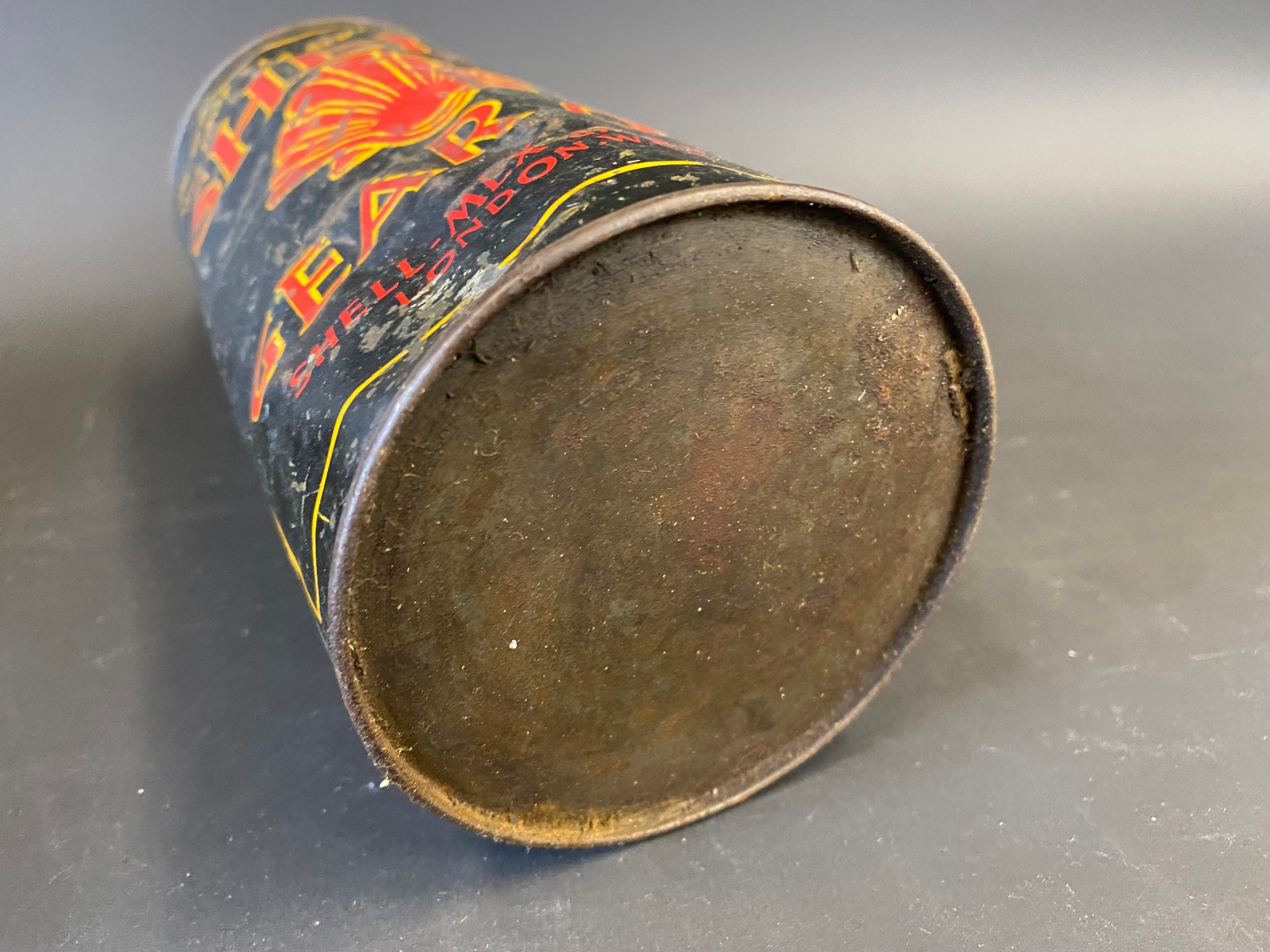 A Shell Motor Oil half gallon can, plus a Shell Gear Oil cylindrical quart can, with original cap. - Image 10 of 10