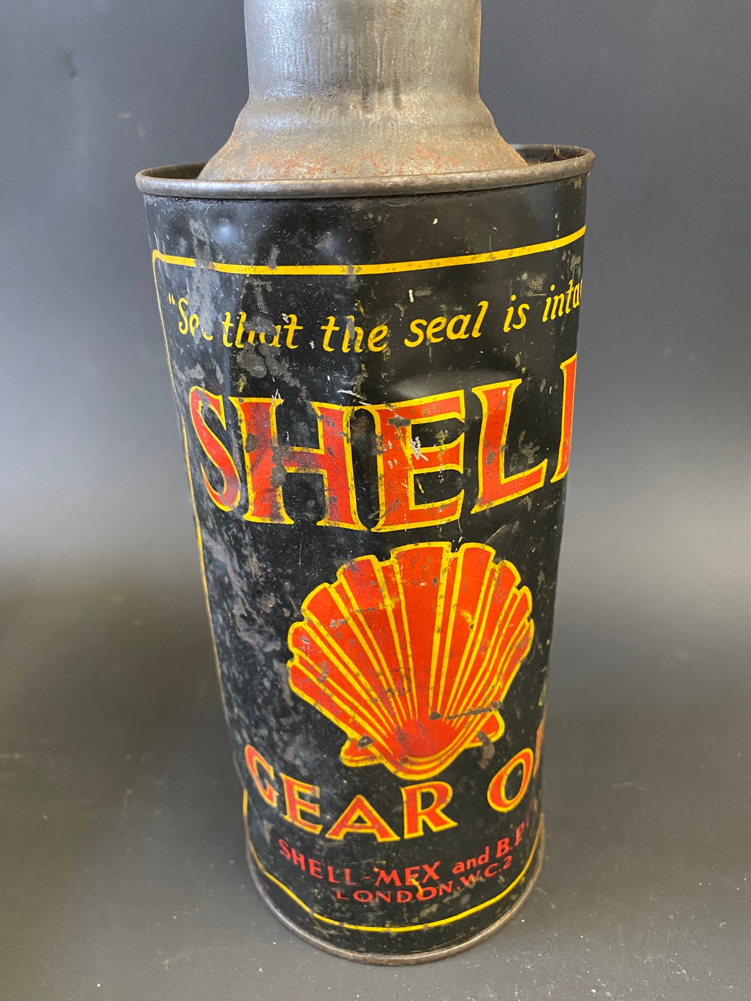 A Shell Motor Oil half gallon can, plus a Shell Gear Oil cylindrical quart can, with original cap. - Image 7 of 10