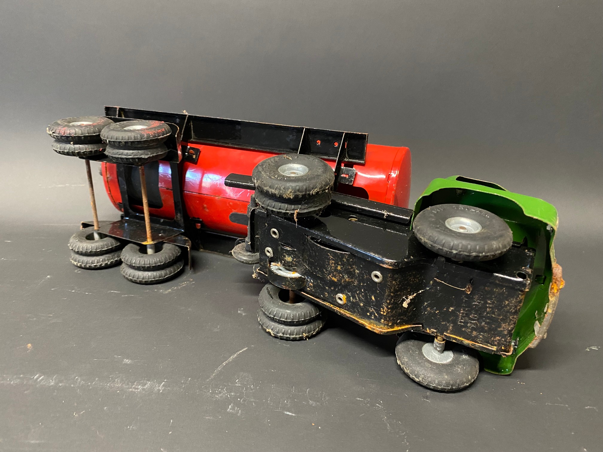 A Tri-ang Minic Toys model of an articulated petrol tanker in Shell BP livery. - Image 3 of 3