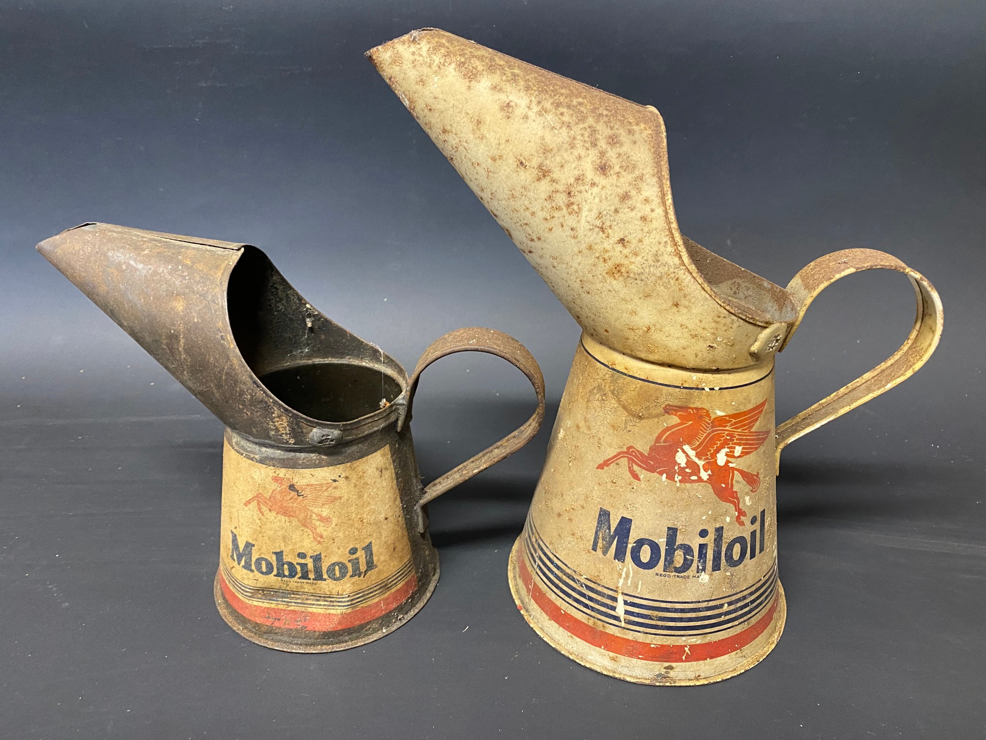 A Mobiloil quart measure and a matching pint measure. - Image 2 of 3