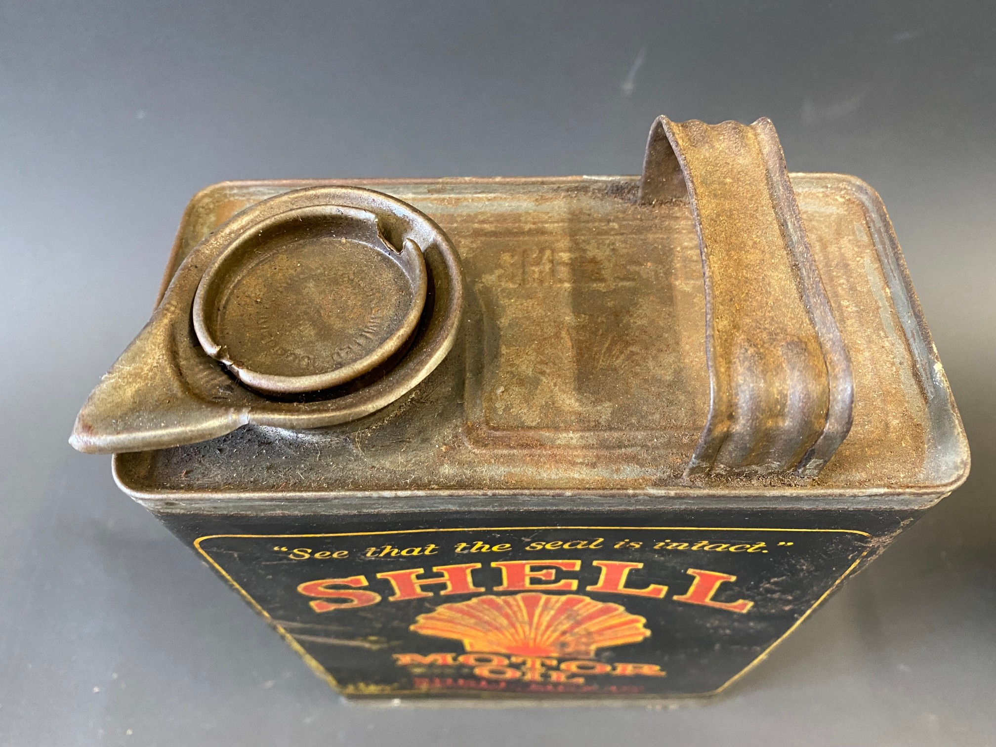 A Shell Motor Oil half gallon can, plus a Shell Gear Oil cylindrical quart can, with original cap. - Image 5 of 10