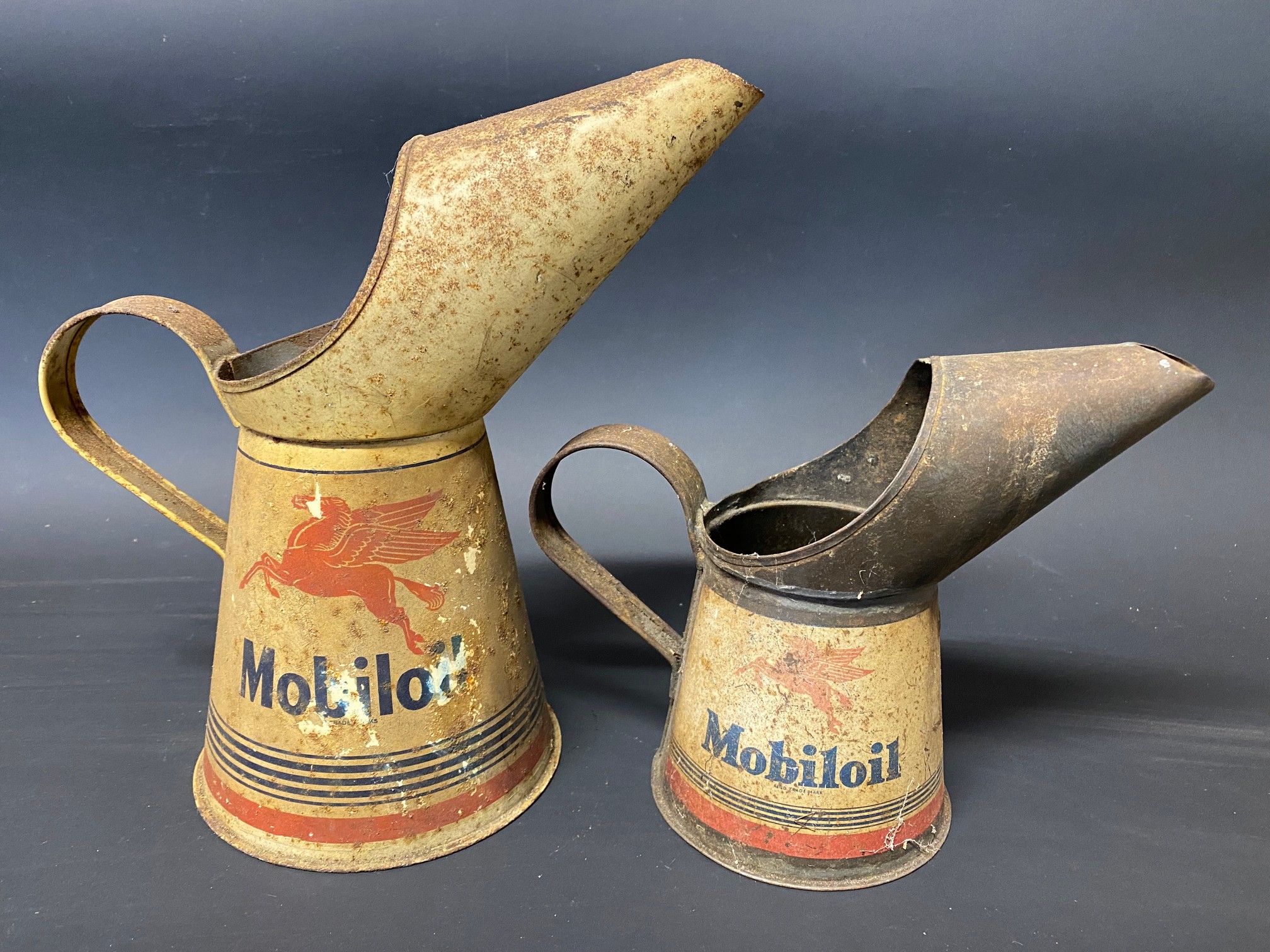 A Mobiloil quart measure and a matching pint measure.