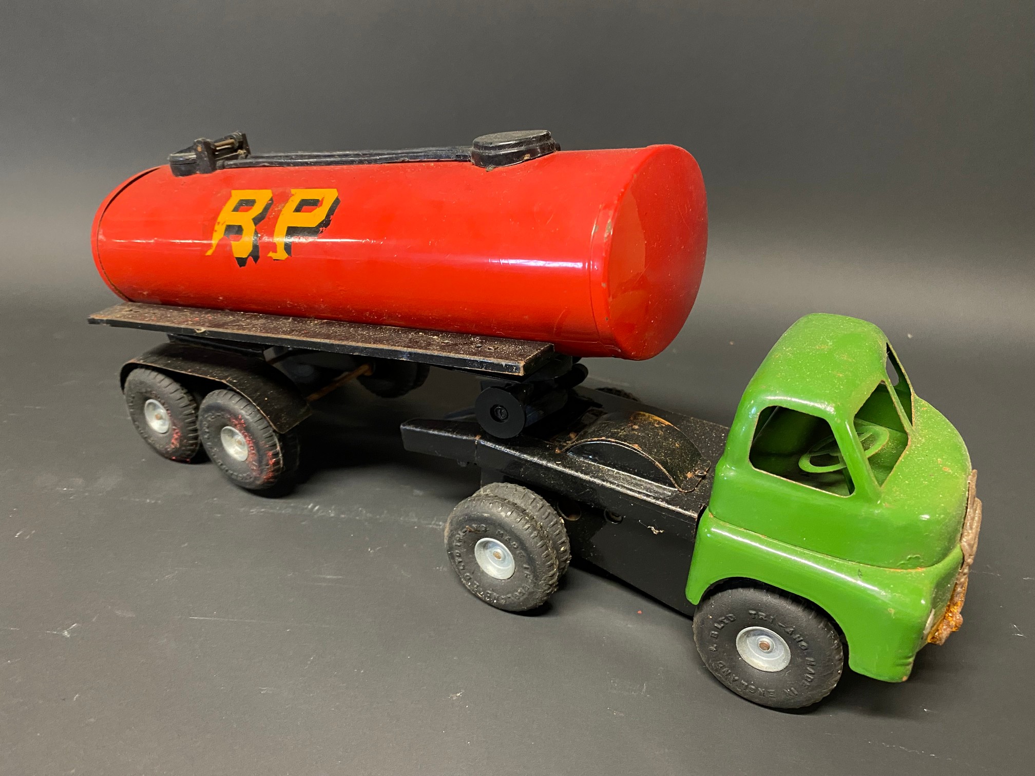 A Tri-ang Minic Toys model of an articulated petrol tanker in Shell BP livery. - Image 2 of 3