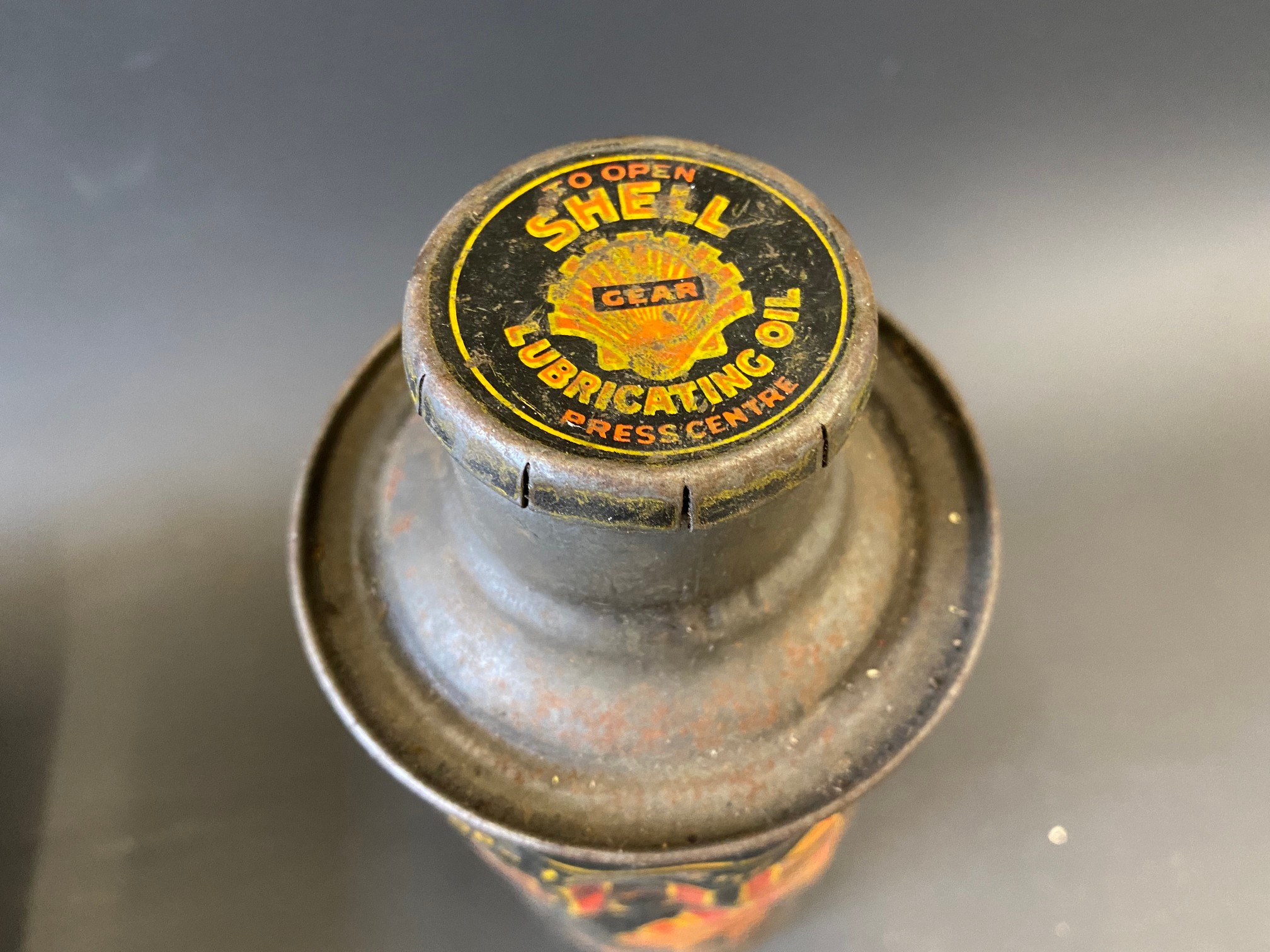 A Shell Motor Oil half gallon can, plus a Shell Gear Oil cylindrical quart can, with original cap. - Image 8 of 10