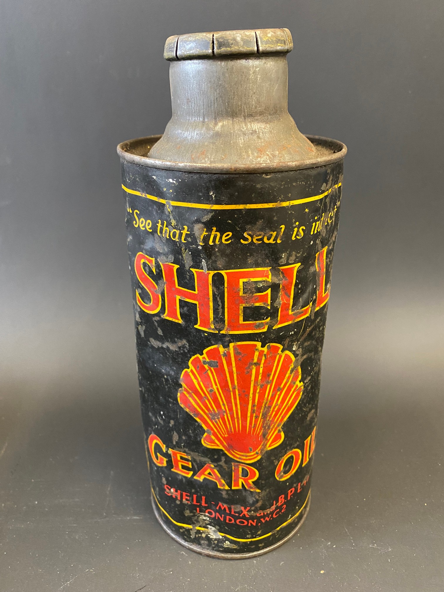 A Shell Motor Oil half gallon can, plus a Shell Gear Oil cylindrical quart can, with original cap. - Image 9 of 10