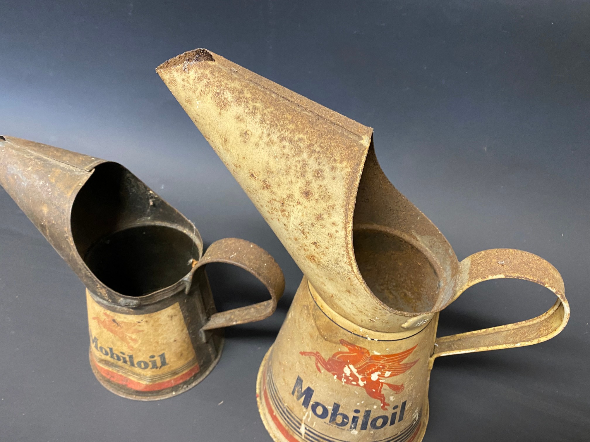 A Mobiloil quart measure and a matching pint measure. - Image 3 of 3