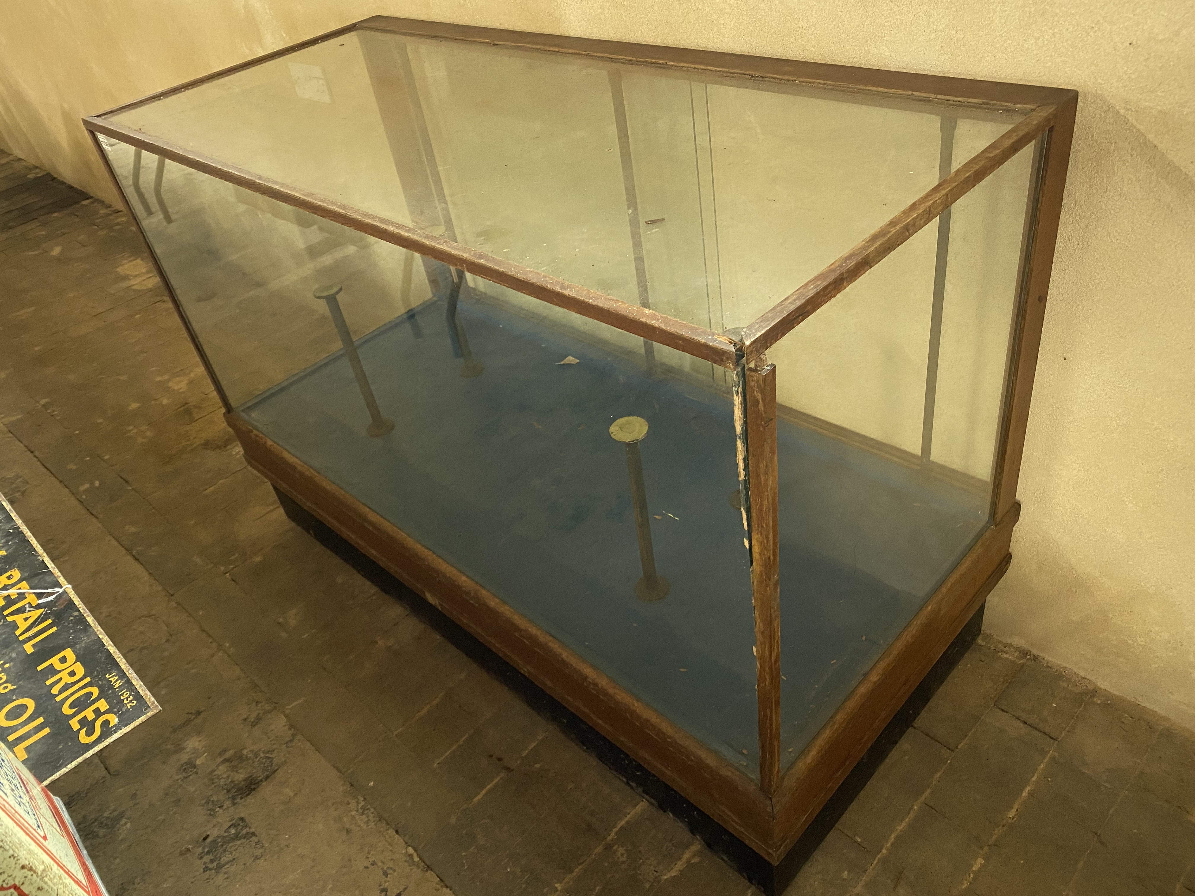 An Edwardian oak shop counter display cabinet, 54 1/2" w x 36" h x 24" d.