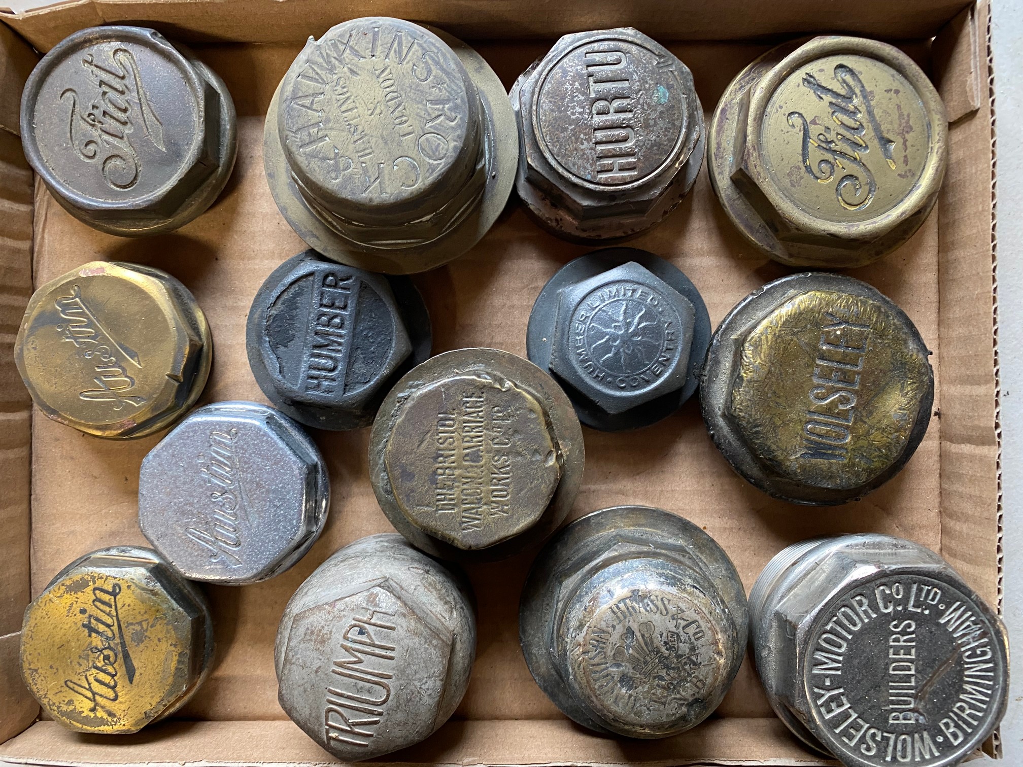 A tray of assorted early wagon and motor car hubcaps including Rock & Hawkins, The Bristol Wagon &