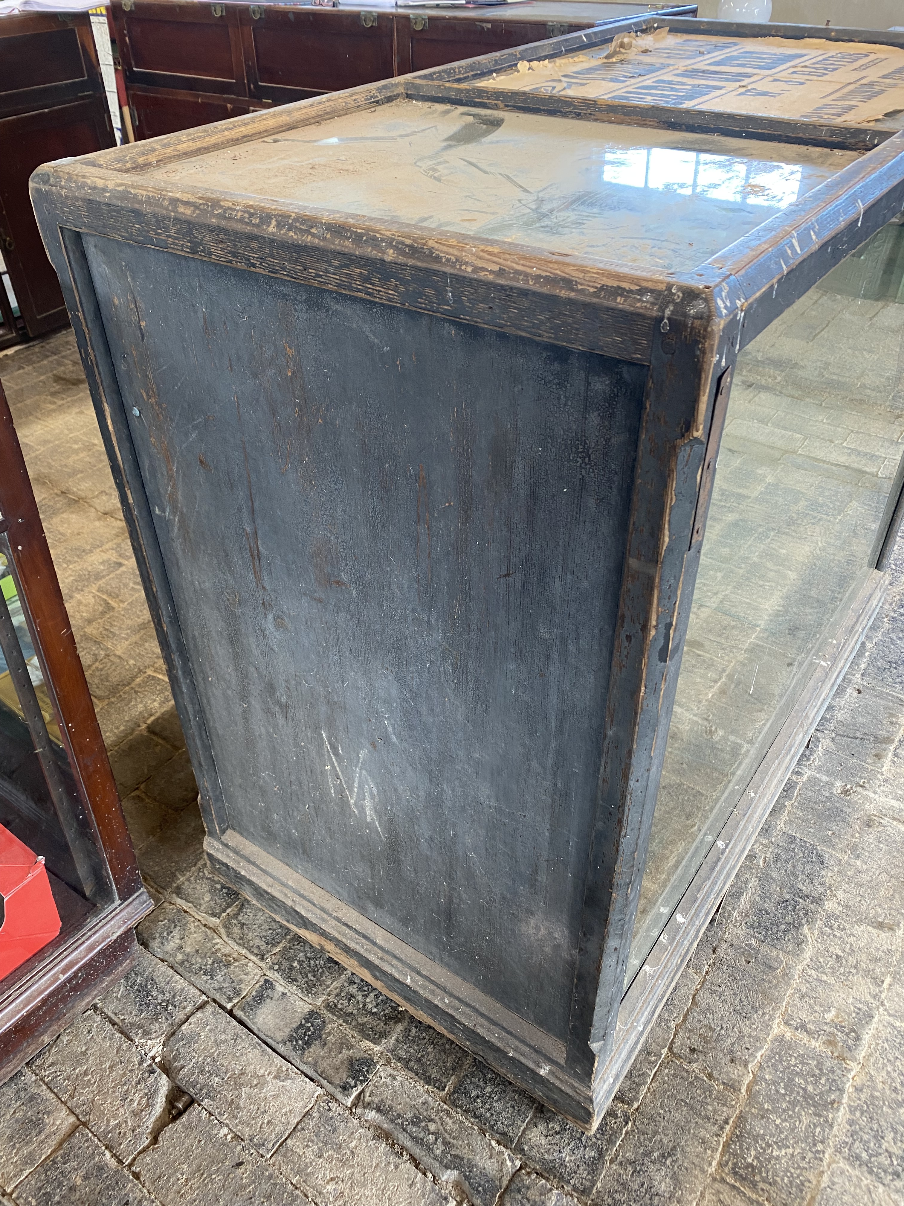 A large Edwardian mirror backed glass and wooden framed display cabinet, with two rear opening - Image 2 of 7