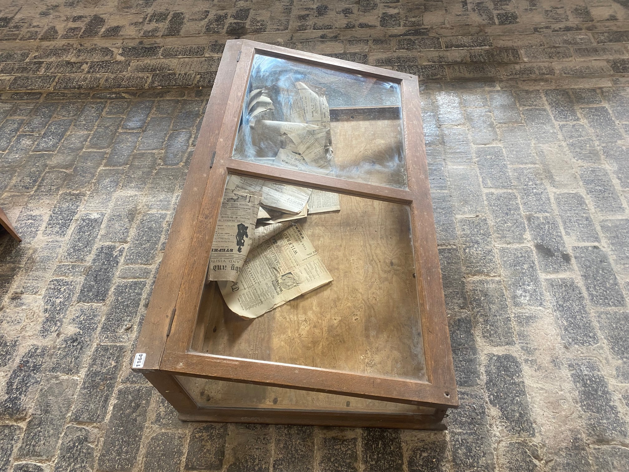 A large Edwardian oak counter top sloping fronted display cabinet with lift up glass top, 49" w x 13 - Image 3 of 3