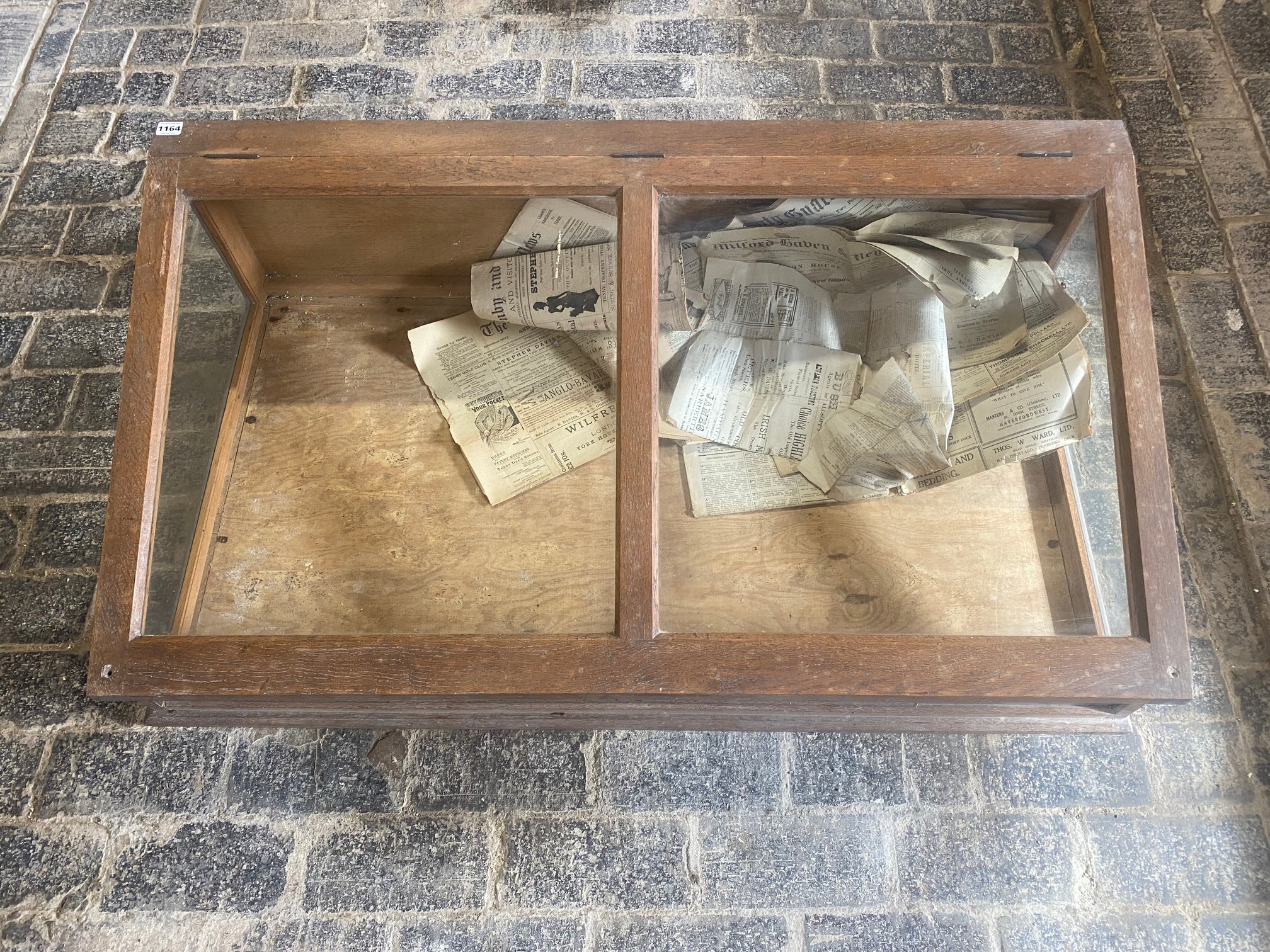 A large Edwardian oak counter top sloping fronted display cabinet with lift up glass top, 49" w x 13 - Image 2 of 3