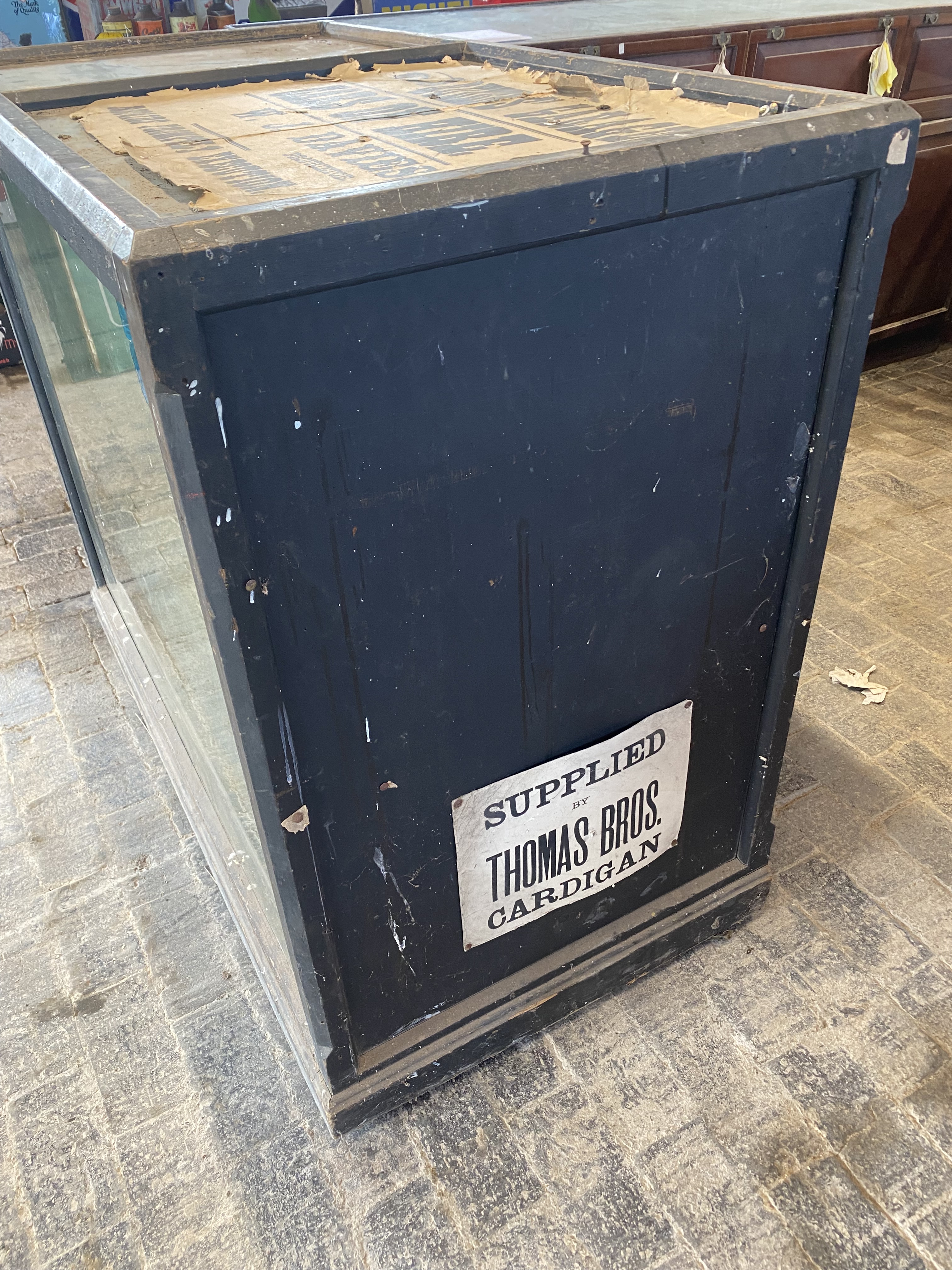 A large Edwardian mirror backed glass and wooden framed display cabinet, with two rear opening - Image 6 of 7