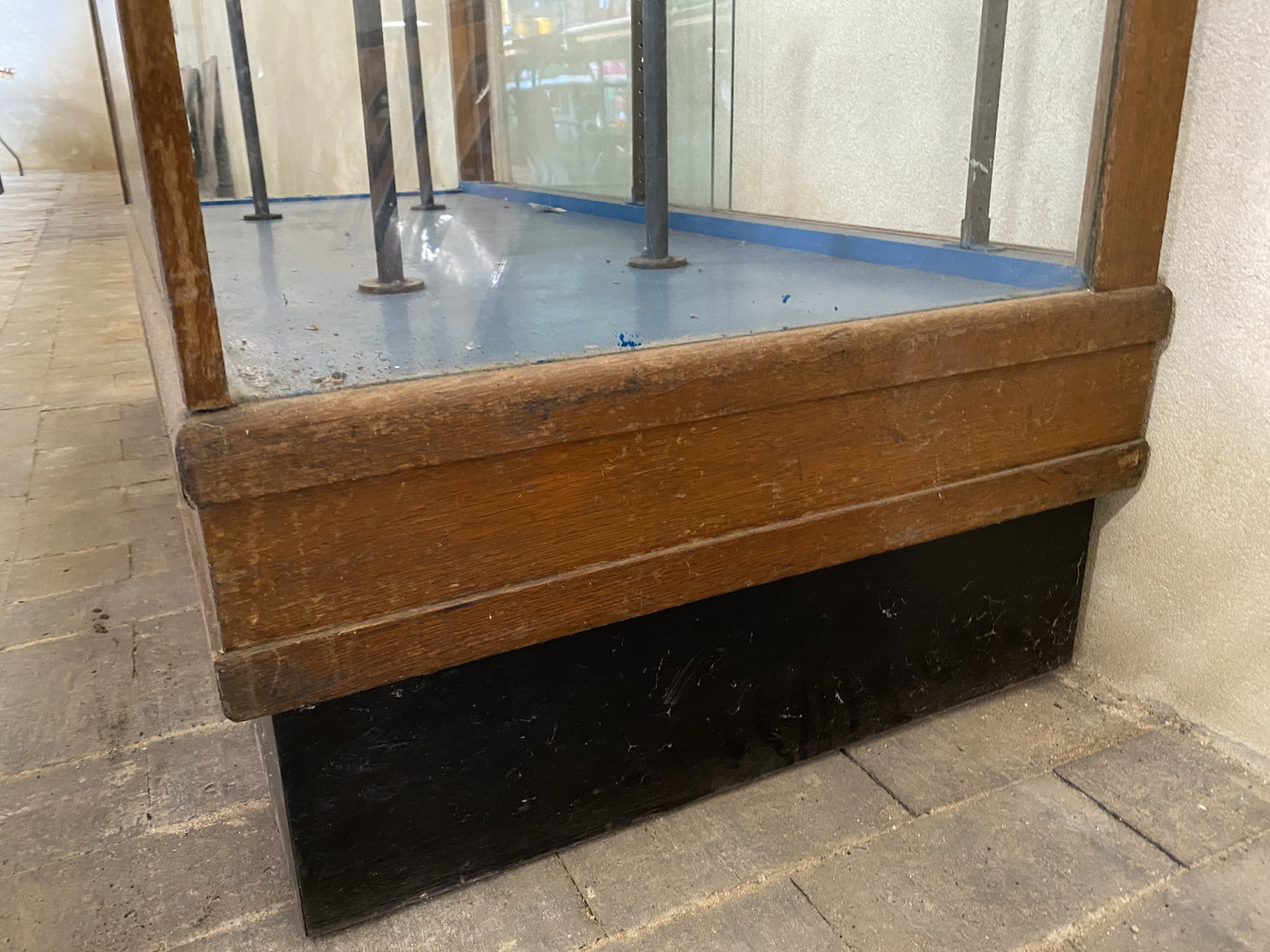 An Edwardian oak shop counter display cabinet, 54 1/2" w x 36" h x 24" d. - Image 3 of 4