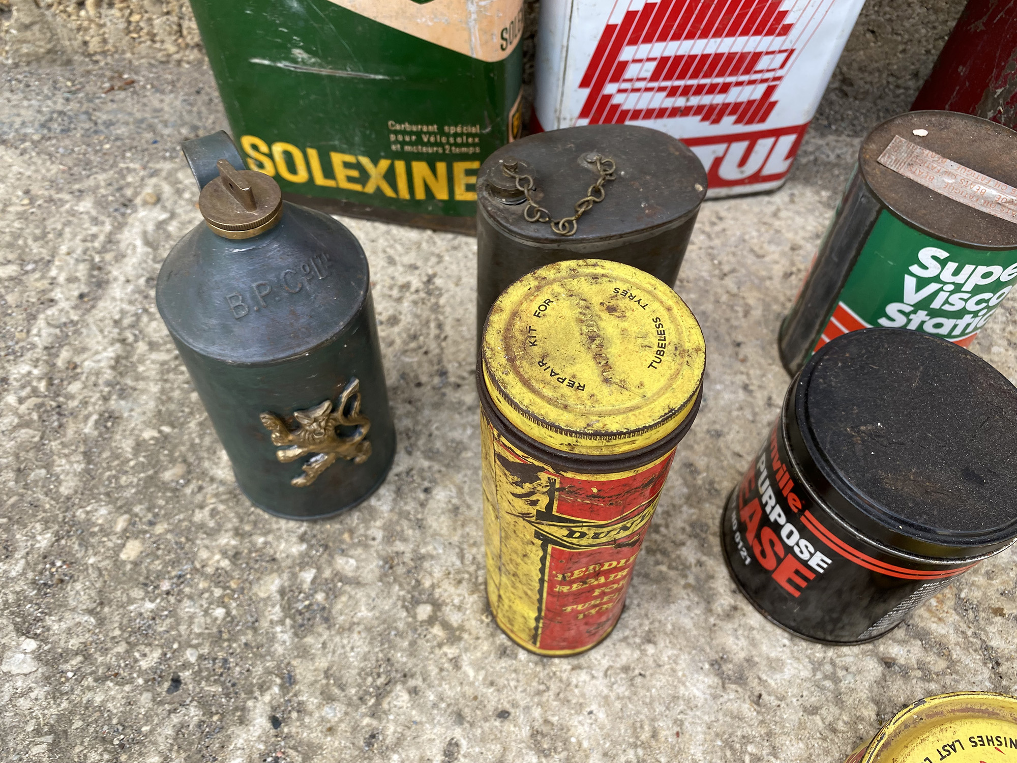 A selection of assorted oil cans and other tins including Dunlop puncture repair outfit tins etc. - Image 2 of 4