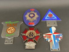A tray of mixed badges to include Guild of Master Motorists, North American MMM MG Register etc.