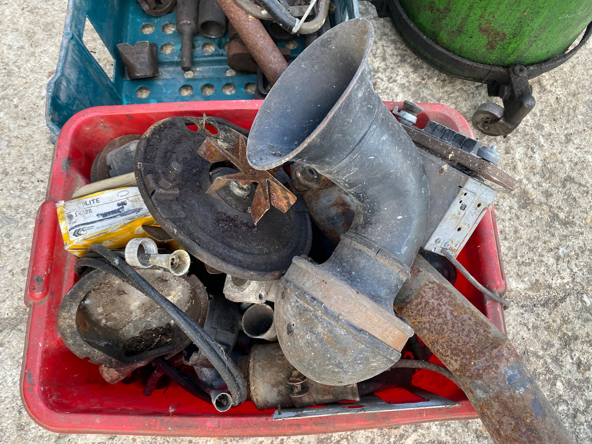 A Bosch trumpet horn, and various car parts and garage equipment. - Image 2 of 3