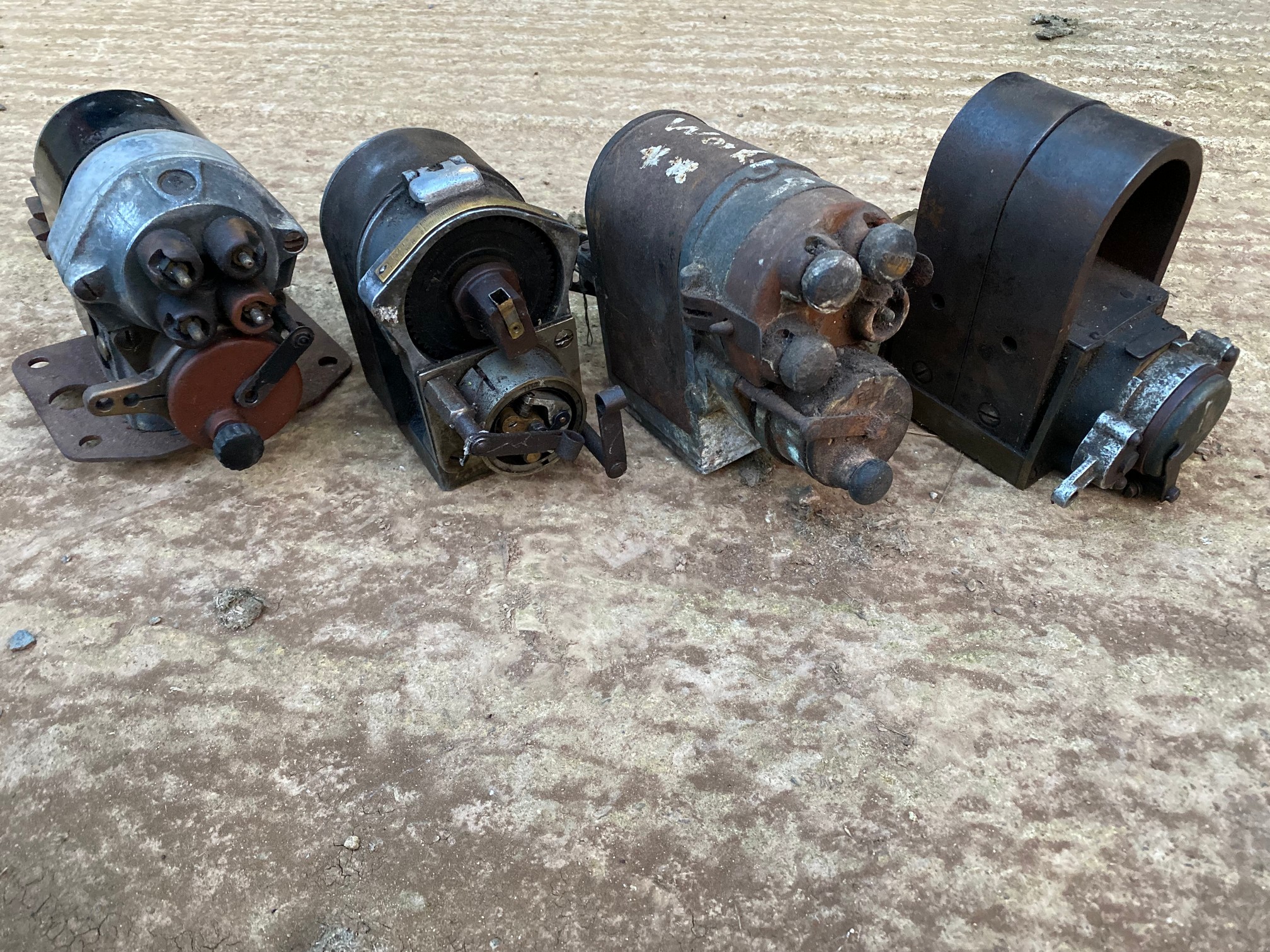 Four magnetos for restoration, an ML Type G4, a BTH, a Fellows ES4 and a Bosch type D2. - Image 2 of 2
