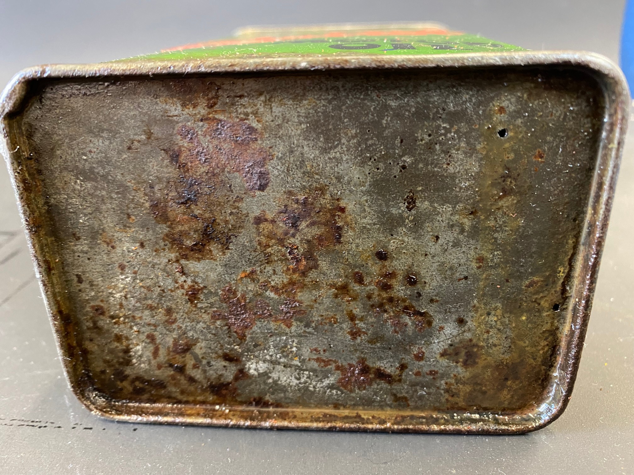 A Wakefield Castrol Gear-Ease Motor Oil rectangular quart can. - Image 6 of 6