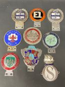 A tray of assorted car badges to include Nalgo Motoring Association, National Flying Fifteen